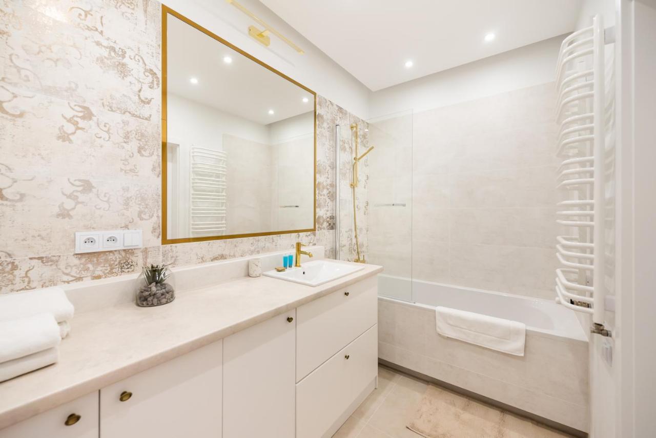 Wola Cosy White Apartment ワルシャワ エクステリア 写真